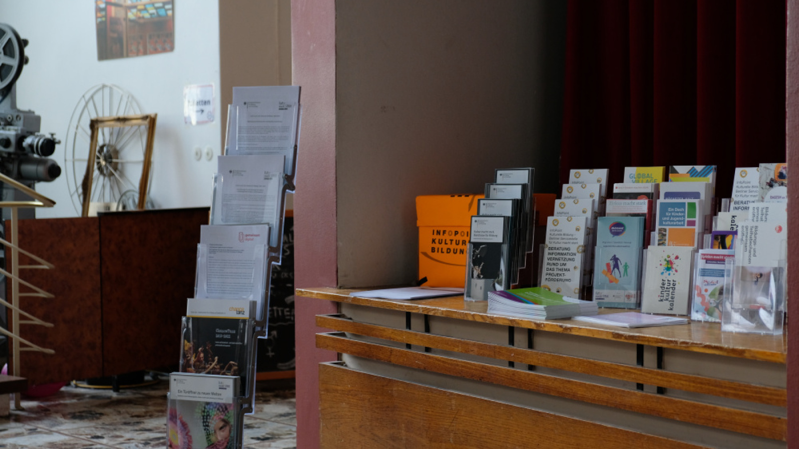 Das Foto zeigt Flyer und andere Materialien des InfoPoints Kulturelle Bildung auf einer Veranstaltung.
