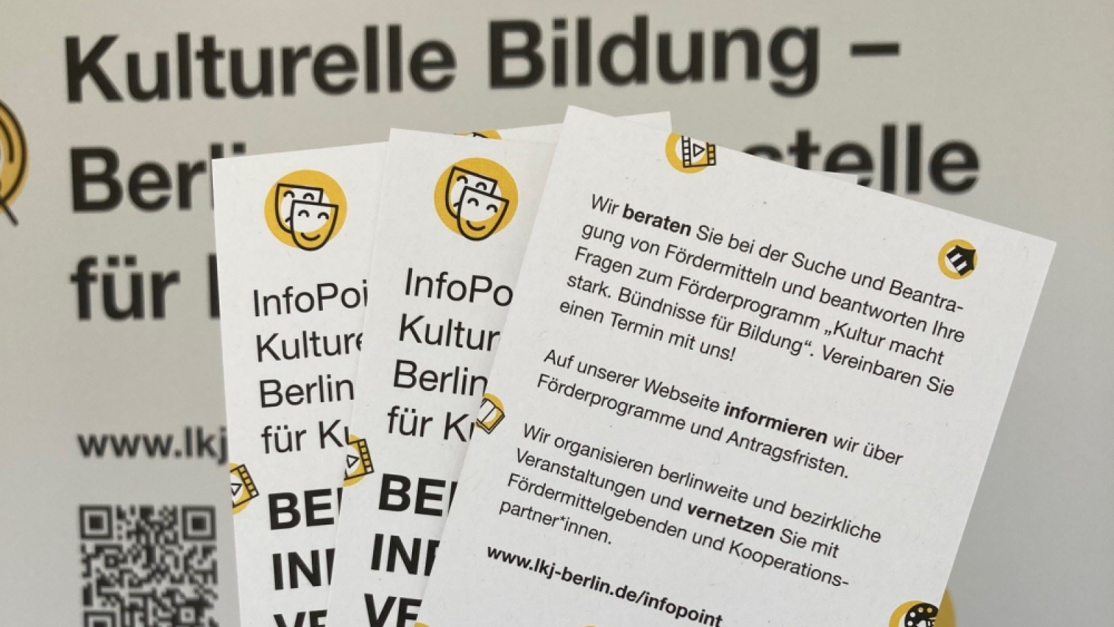 Das Foto zeigt den Flyer des InfoPoints Kulturelle Bildung.