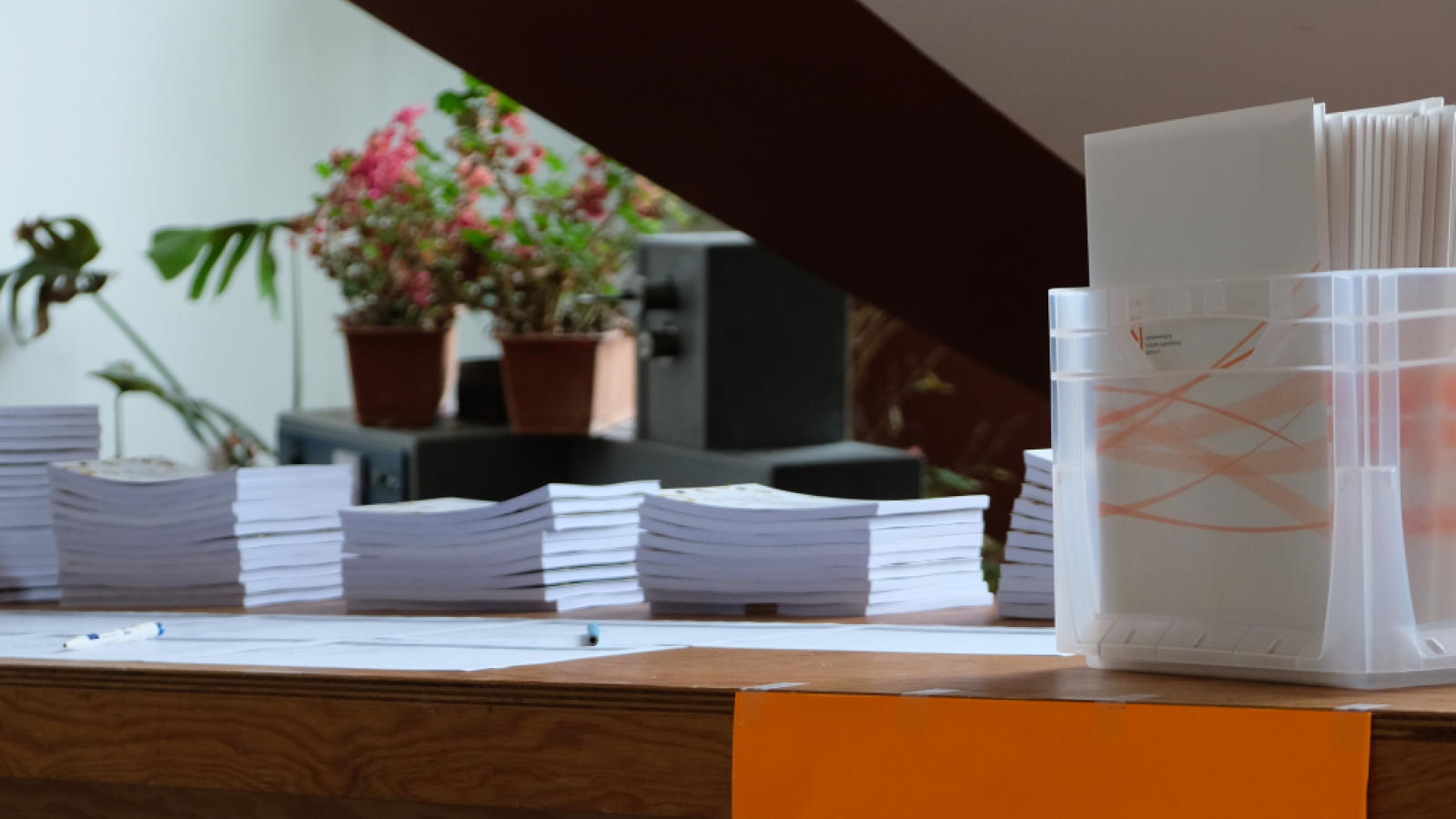 Das Foto zeigt Flyer und andere Materialien des InfoPoints Kulturelle Bildung auf einer Veranstaltung.